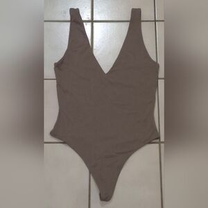 Babaton Seamless V-Neck Bodysuit – Taupe – Size S